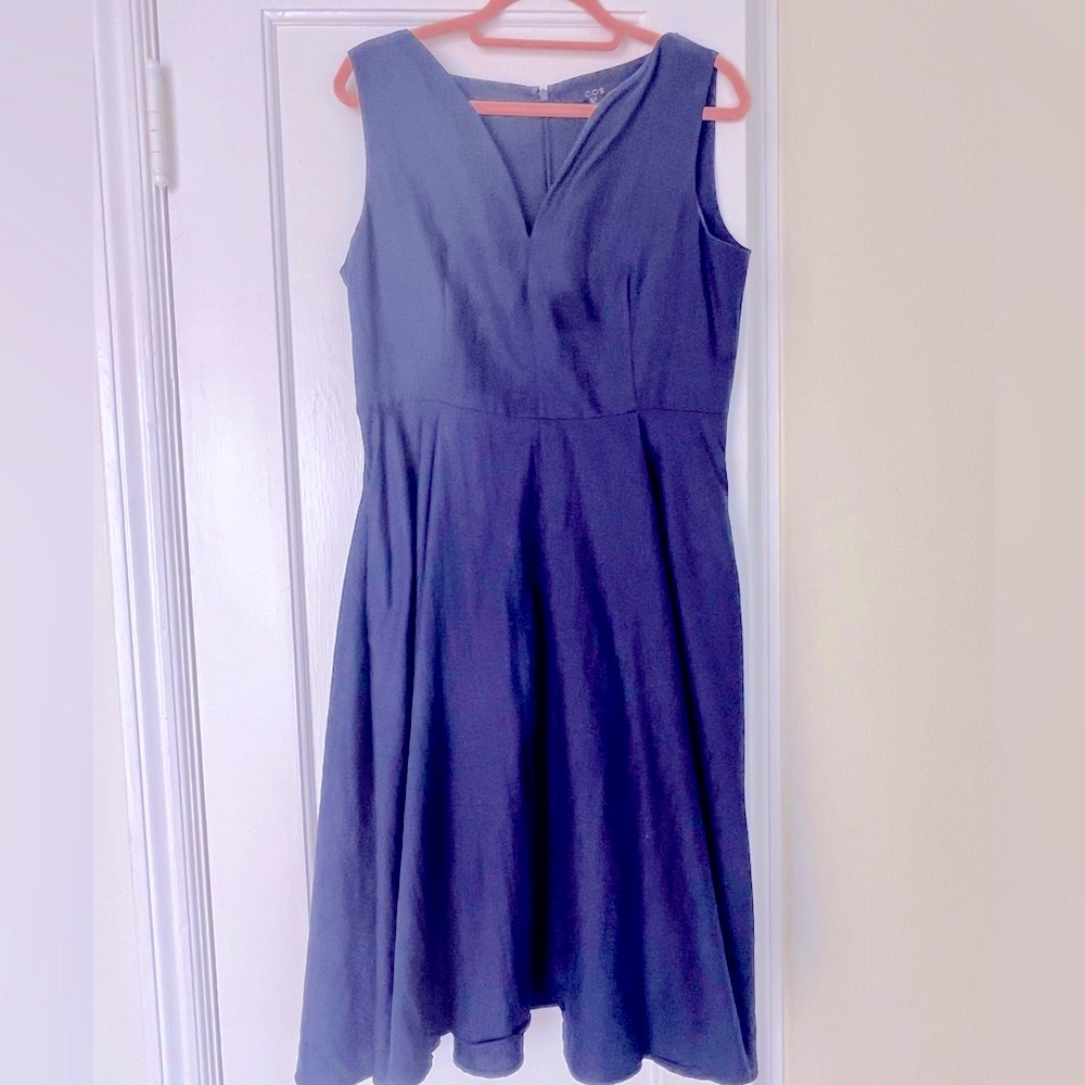 Navy blue dress with v-neck, mid/length circle skirt